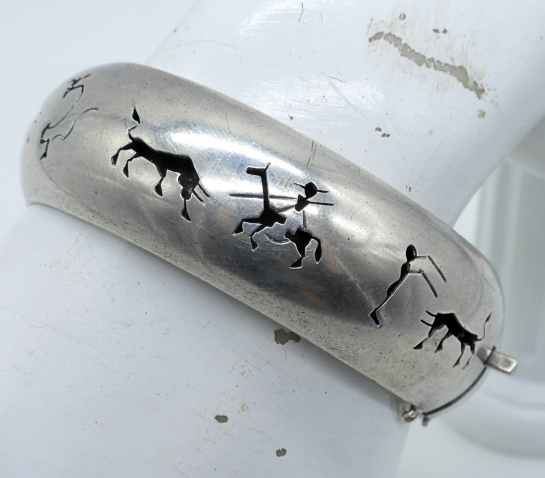 MEXICO BULLFIGHTER STERLING BRACELET: MADE IN MEXICO STERLING, BULLFIGHTER SCENE STERLING BANGLE BRACELET, HINGED. 7". SEE PHOTOS FOR STAMP. (27 DWT)