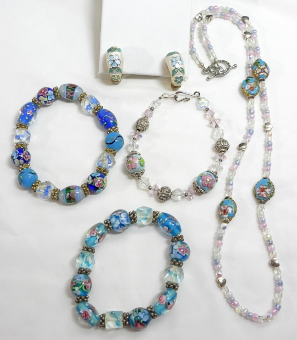 CLOISONNE & GLASS FLORAL JEWELRY LOT: (3) BRACELETS, (1) CLIP-ON EARRINGS & (1) NECKLACE