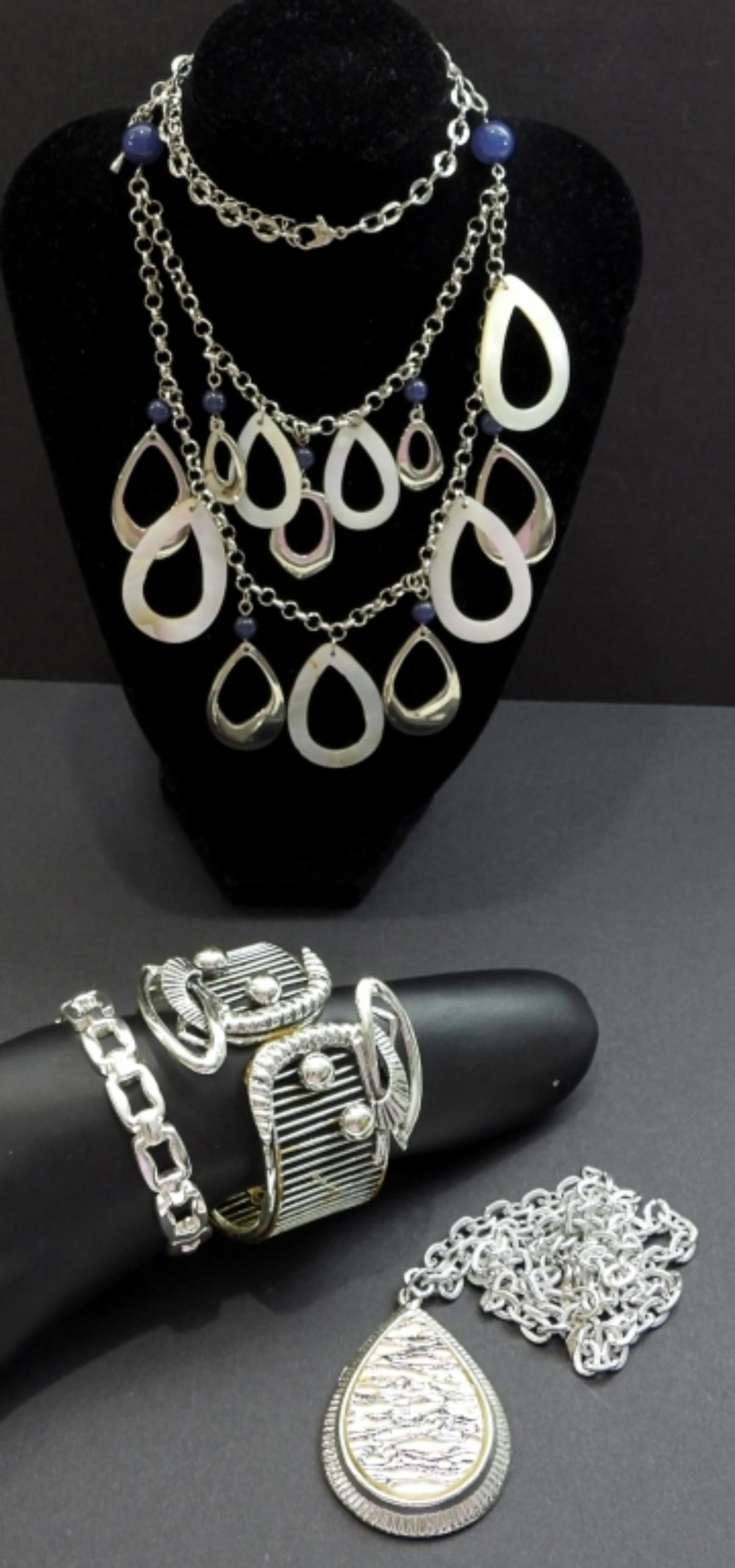 (4) pc SILVER TONE FASHION JEWELRY LOT: (2) HINGED BRACELETS (2) NECKLACES