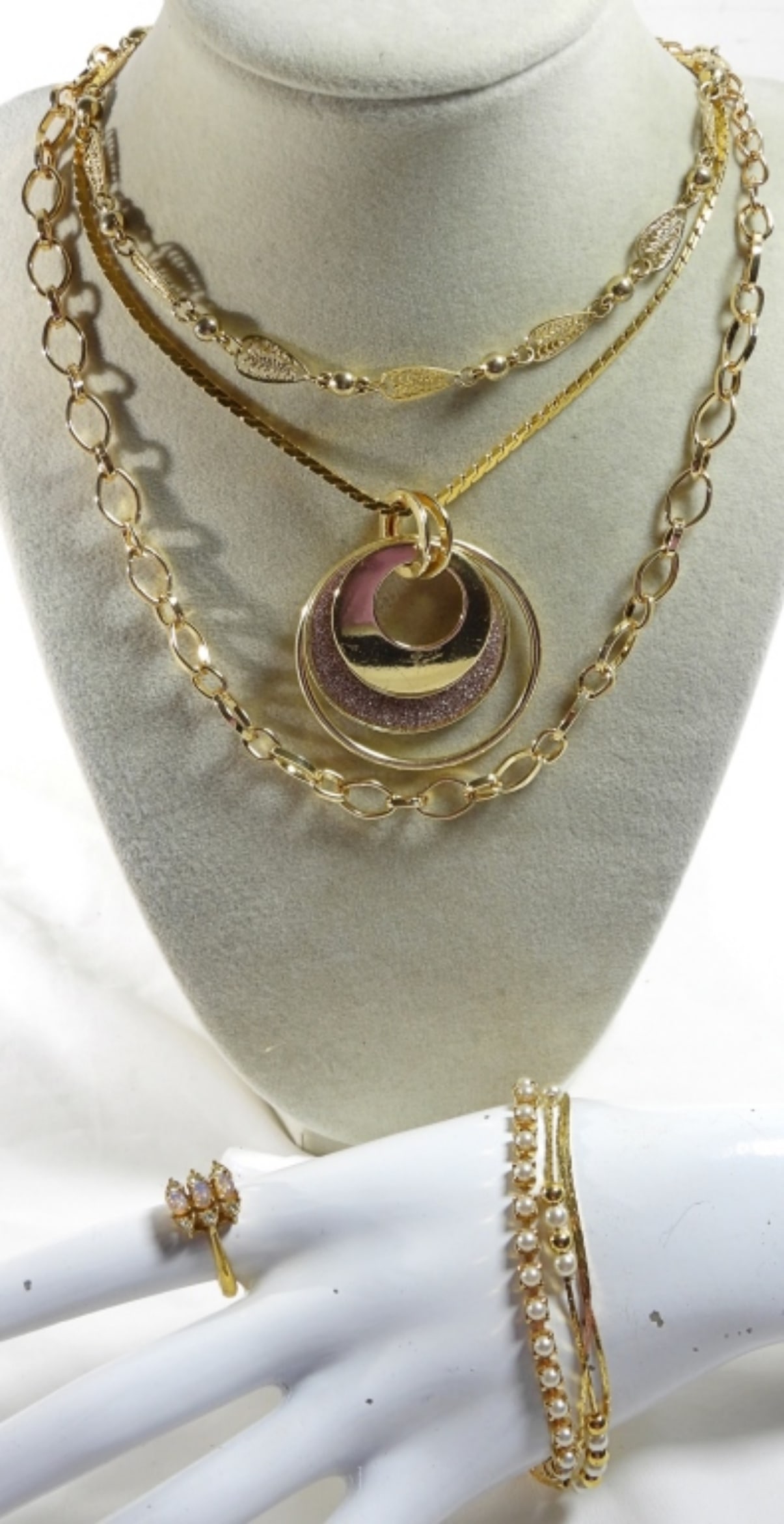 (6) pc GOLD TONE JEWELRY FASHION LOT: RING SIZE 8 AVON, PLUS MORE