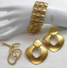 VINTAGE BRUSHED GOLD TONE JEWELRY LOT