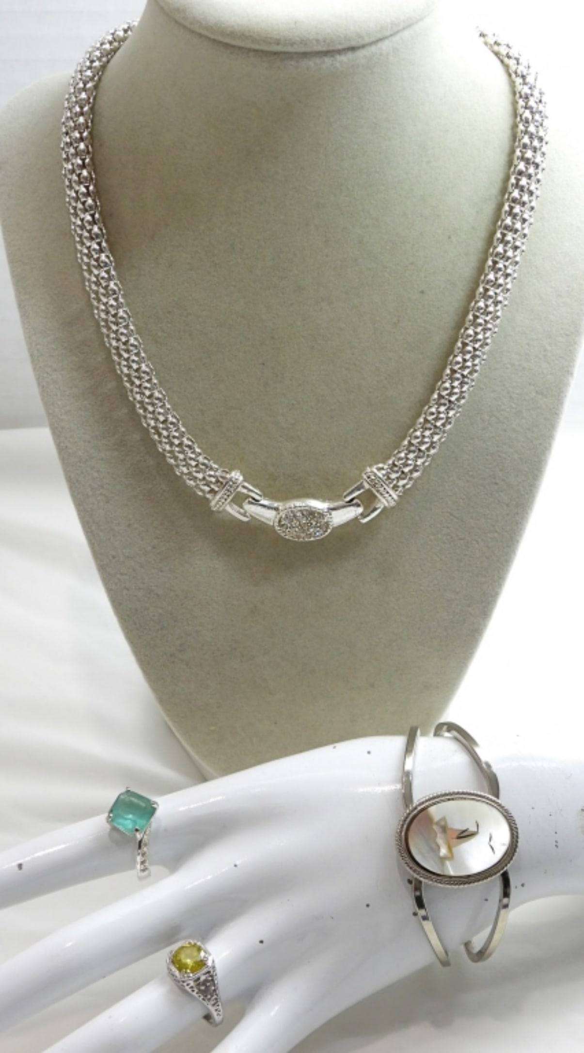 PRETTY SILVER TONE JEWELRY LOT (1 of 2)