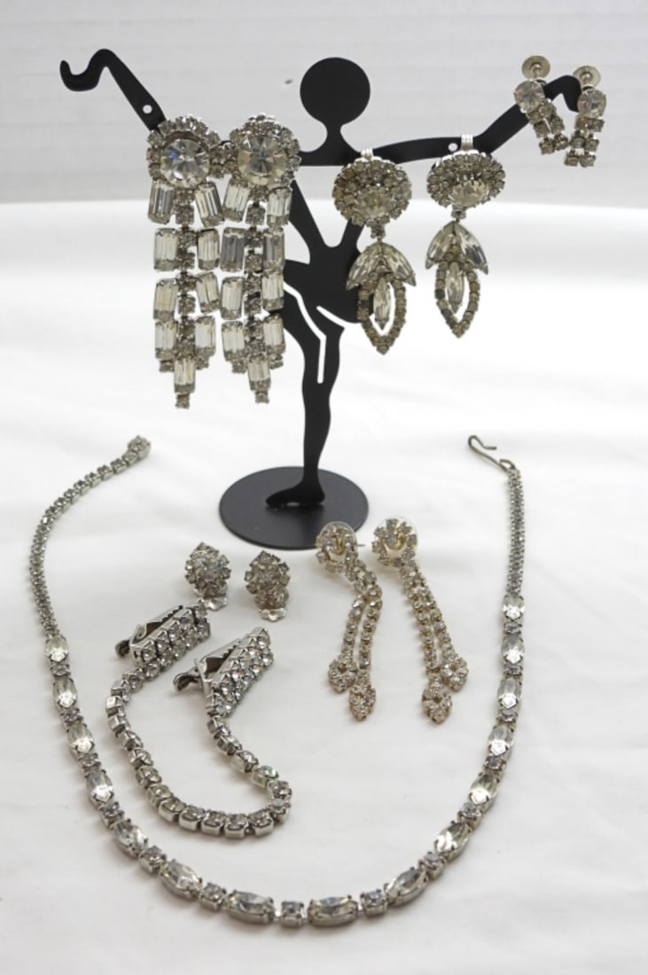 CLEAR RHINESTONE JEWELRY LOT - VINTAGE: 15" CHOCKER, SWEATER CLIP, (3) CLIP-ON EARRING SETS, (1) SCREW-BACK (1) PIERCED EARRING SETS