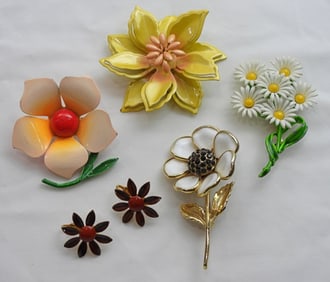 (4) FLORAL PINS (1) FLORAL EARRING SET