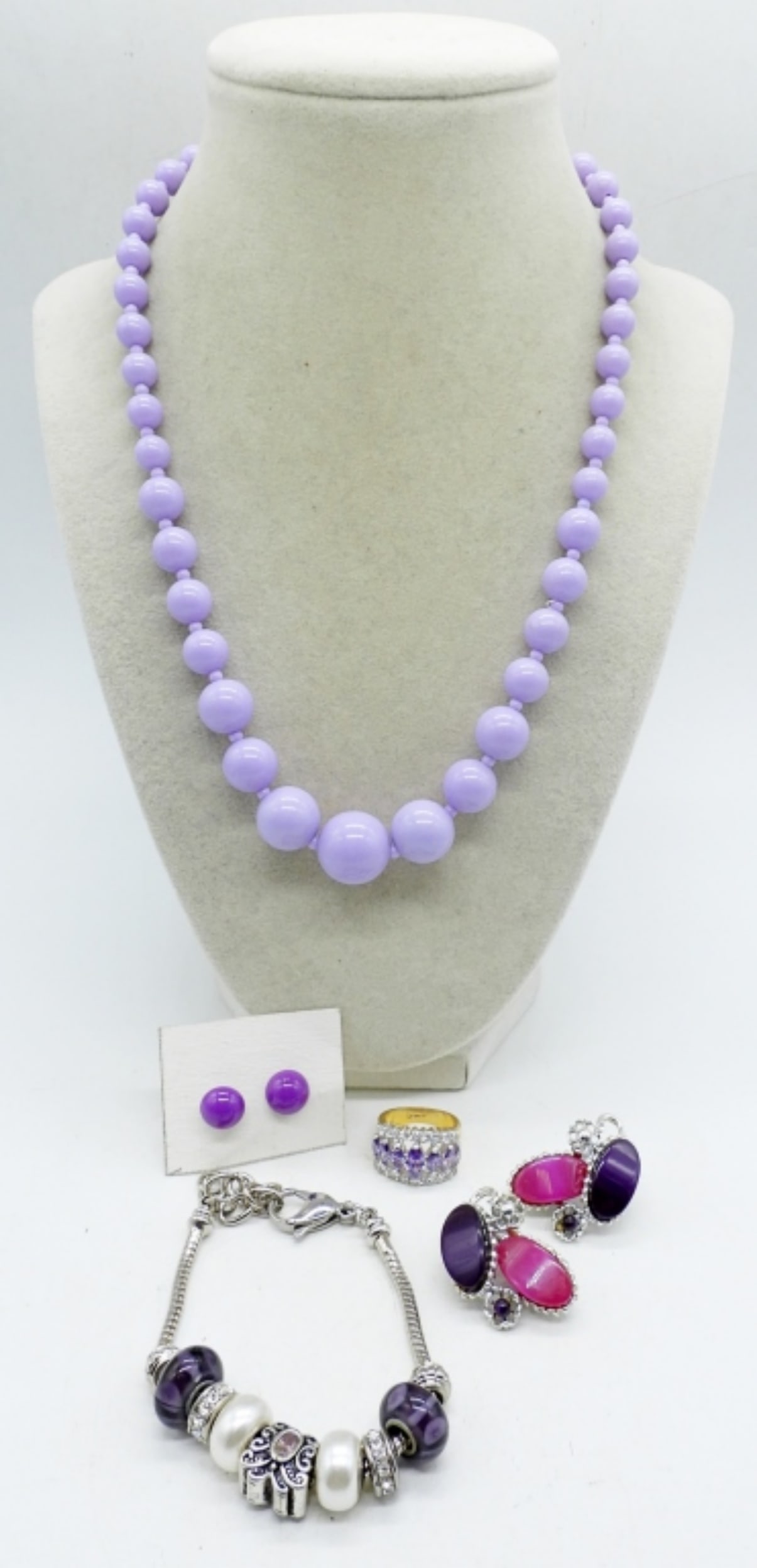 VTG PURPLE FASHION JEWELRY: PURPLE BEADED NECKLACE, 20". BEADED BRACELET, 8.5" ADJUSTABLE. TWO PAIR OF EARRINGS, PIERCED & CLIP ON. RING SIZE 5.