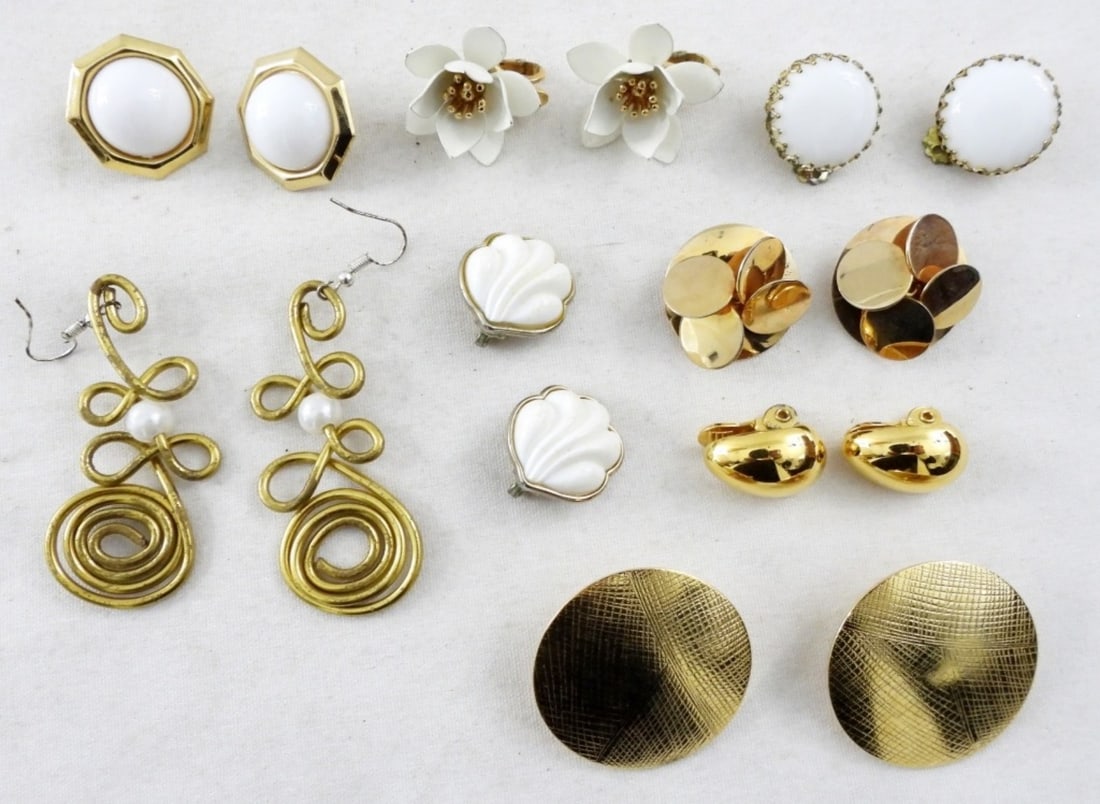 BEAUTIFUL WHITE & GOLD TONE EARRINGS LOT (1 of 2)