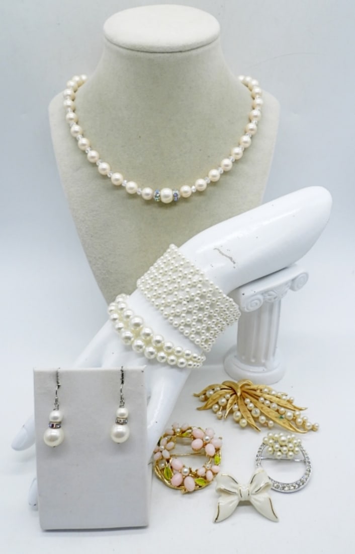 TRIFARI PEARL BROOCH & OTHER PEARLS: TRIFARI GOLD TONE PEARL BROOCH (MISSING ONE PEARL) 4". FAUX PEARL NECKLACE 20". STRETCHY BRACELET & 8". 3 OTHER BROOCHES. ONE PAIR OF FAUX PEARL PIERCED EARRINGS.