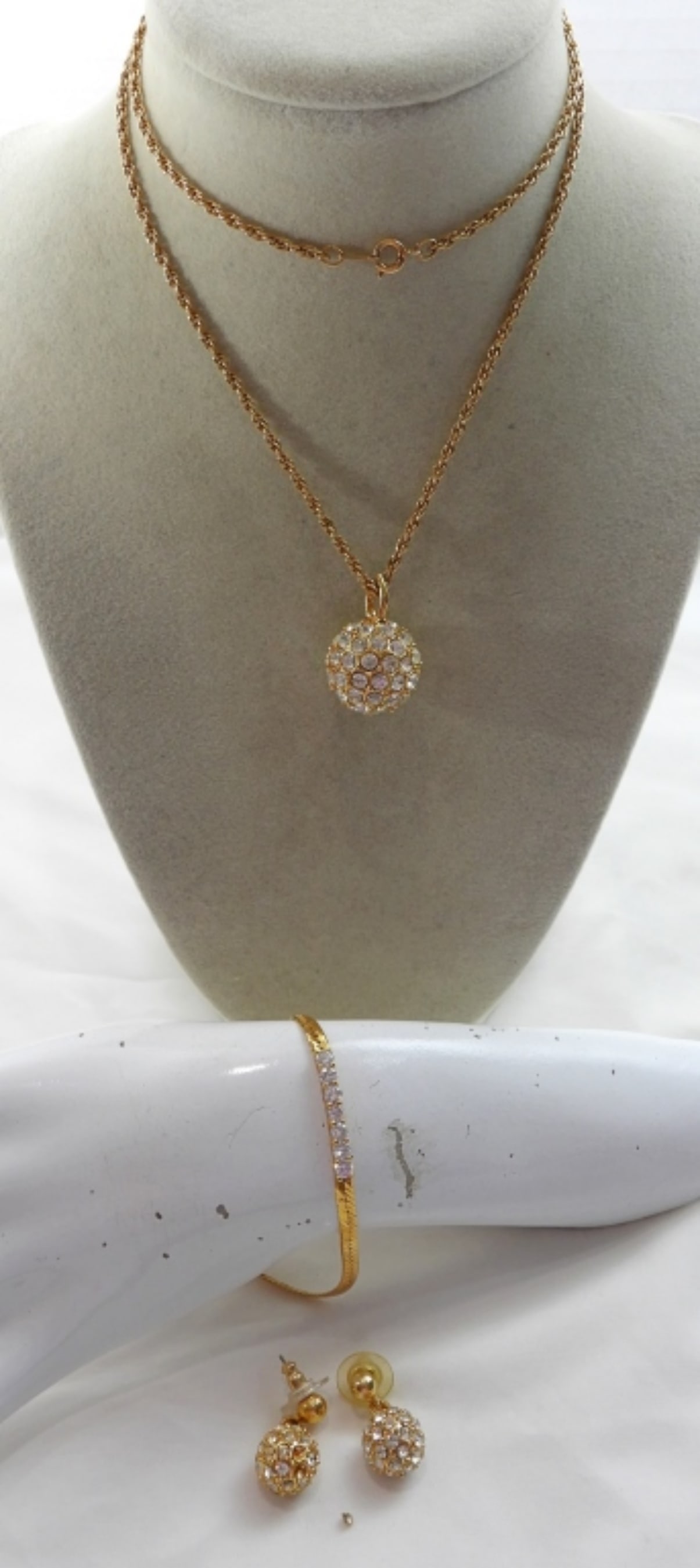 STUNNING BRACELET/NECKLACE/EARRING SET (1 of 2)