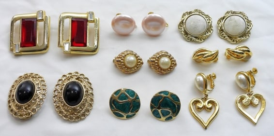 8 SETS OF BEAUTIFUL, COLORFUL EARRINGS