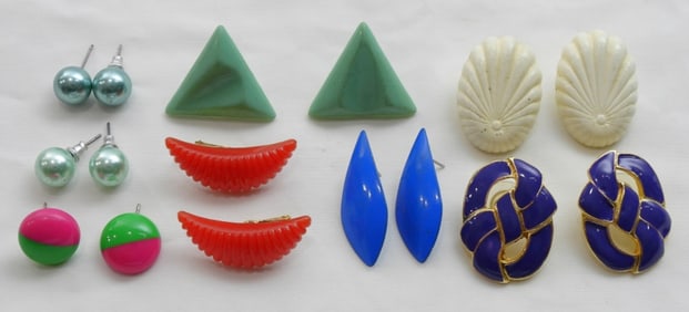 8 SETS OF BEAUTIFUL, COLORFUL EARRINGS