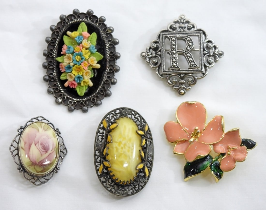 5 BEAUTIFUL VARIETY VINTAGE PINS (1 of 1)