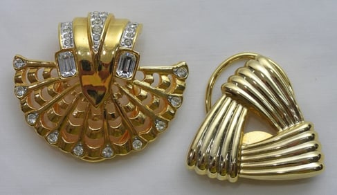 2 BEAUTIFUL GOLD TONE WOMENS PENDANTS