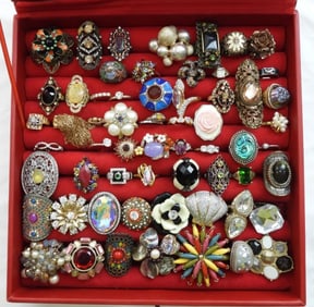 60 BEAUTIFUL VARIETY RING AND CASE SET
