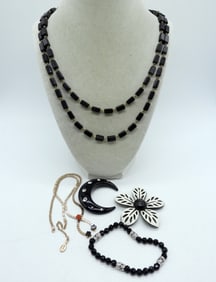 BLACK AND WHITE FASHION JEWELRY