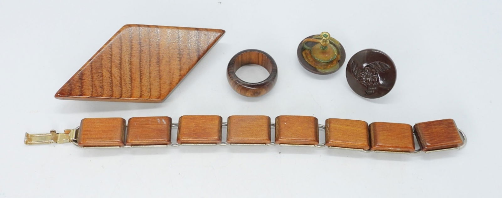 VINTAGE WOODEN JEWELRY: VINTAGE, UNMARKED WOODEN BRACELET (7"), PIN (3"), RING (6). AND BROWN PLASTIC SCREW BACK EARRINGS.