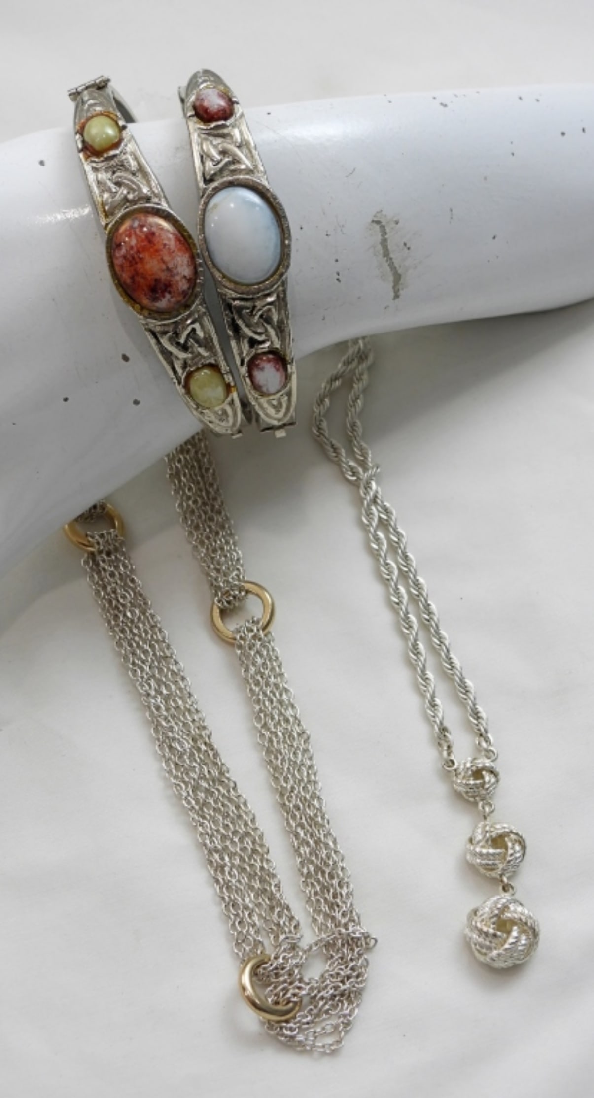 (7) PC. MODERN FASHION JEWELRY LOT: (7) PC. MODERN FASHION JEWELRY LOT- 2 NECKLACES AND 2 HINGED BRACELETS