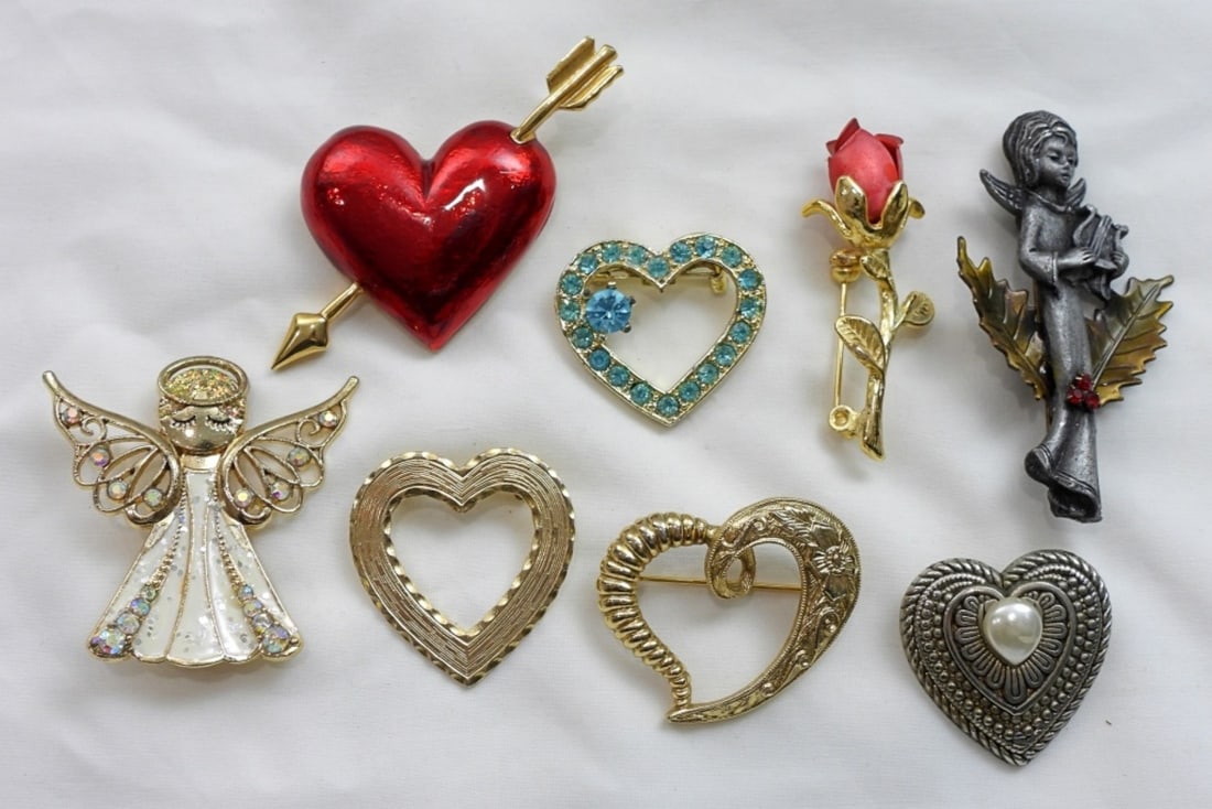 (8) BEAUTIFUL GOLD TONE FASHION PINS: (8) BEAUTIFUL FASHION PINS- HEARTS, FLOWERS, AND ANGELS