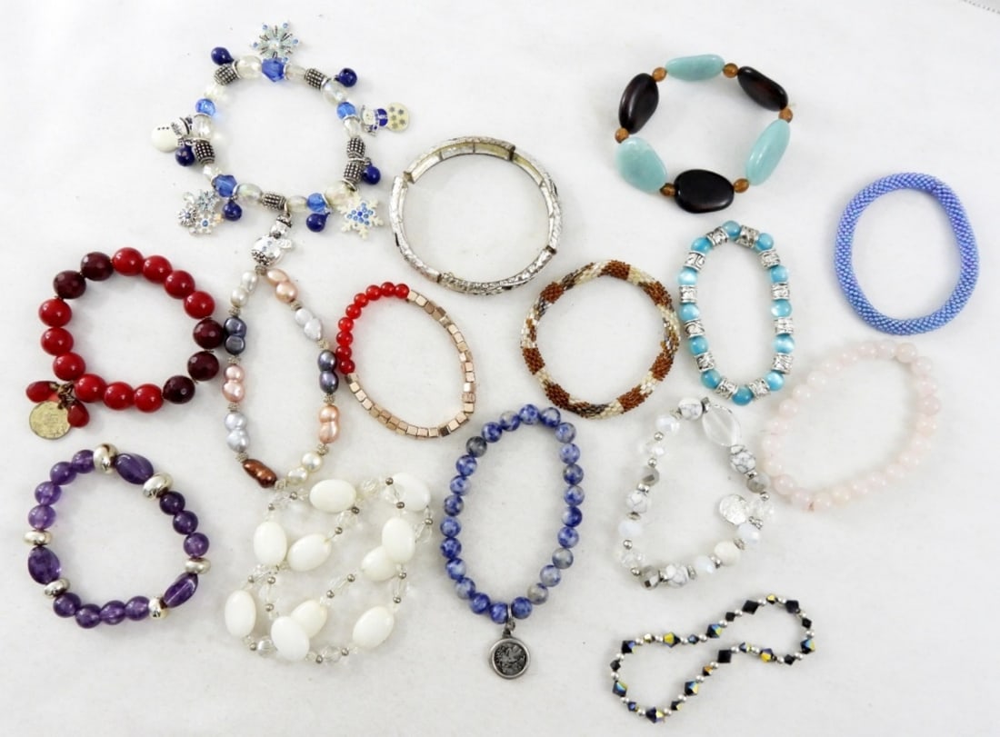 MIX LADIES STRETCHY FASHION BRACELETS (15): 15 VARIOUS COLORS AND DESIGNS OF LADIES FASHION STRETCHY BRACELETS