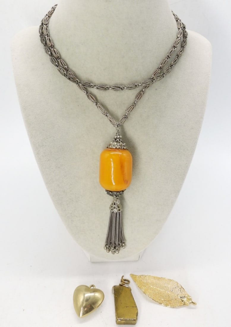 CHUNKY FASHION NECKLACE & PENDANTS: 26" CHUNKY FASHION NECKLACE. 3 GOLD TONE PENDANTS, 1-2.5"
