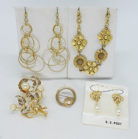 PRETTY VTG GOLD TONE PEARL JEWELRY