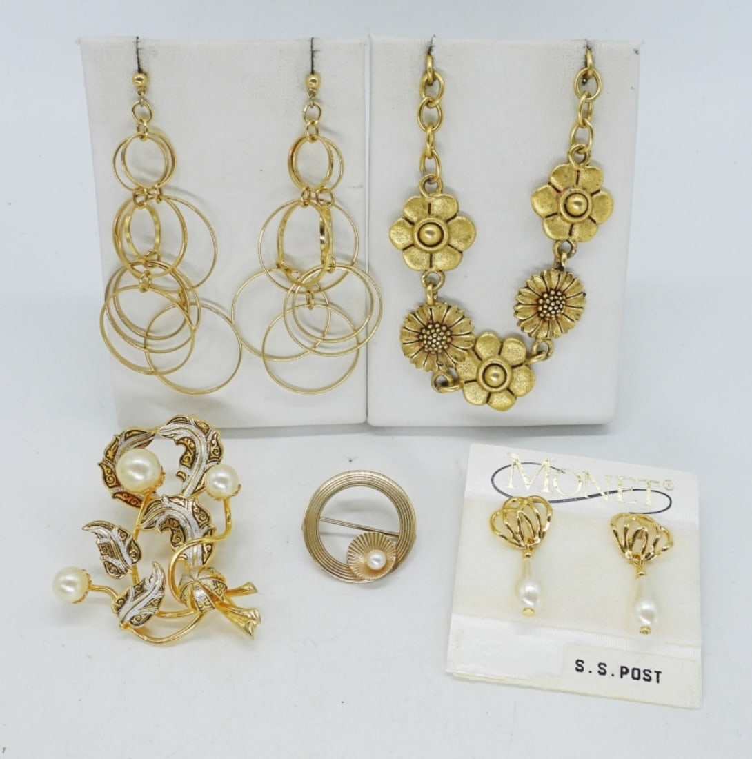PRETTY VTG GOLD TONE PEARL JEWELRY: EXPRESS" GOLD TONE FLOWER NECKLACE, 14". TWO PAIR OF PIERCED EARRINGS. TWO GOLD TONE PEARL PINS, 1" - 2
