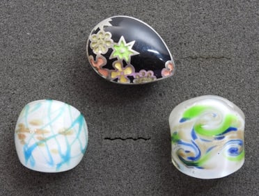 3 DECORATIVE SPARKLY WOMEN RINGS