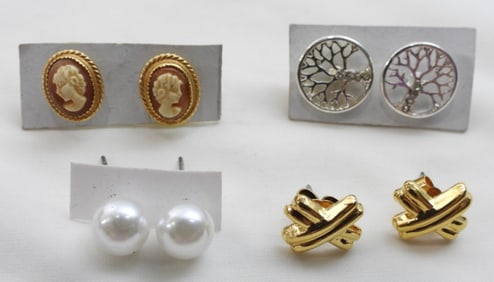 4 BEAUTIFUL SETS OF WOMEN'S EARRINGS