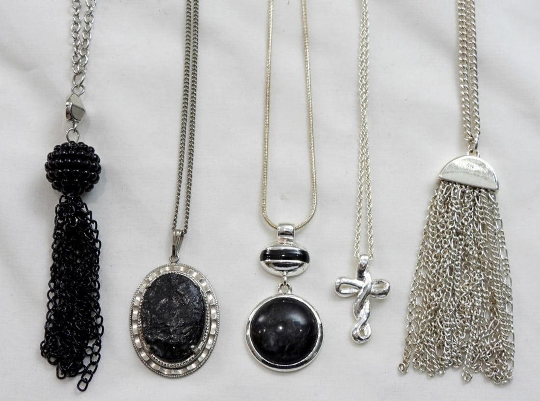 (5) SILVER TONE FASHION NECKLACES: (5) SILVER TONE FASHION NECKLACES
