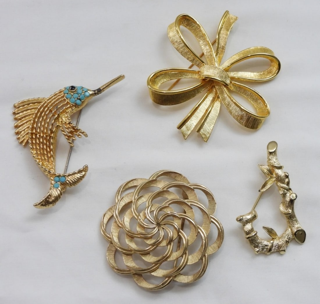 (4) NAME BRAND GOLD TONED PINS: (4) NAME BRAND GOLD TONED PINS- MONET, TRIFARI, BSK, AND SARAH COV