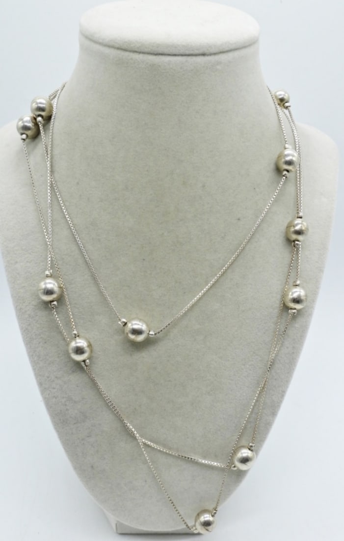 LONG STERLING FASHION NECKLACE: 60" STERLING CHAIN, FIXED BALL NECKLACE. IN GOOD SHAPE. (21.3 DWT)