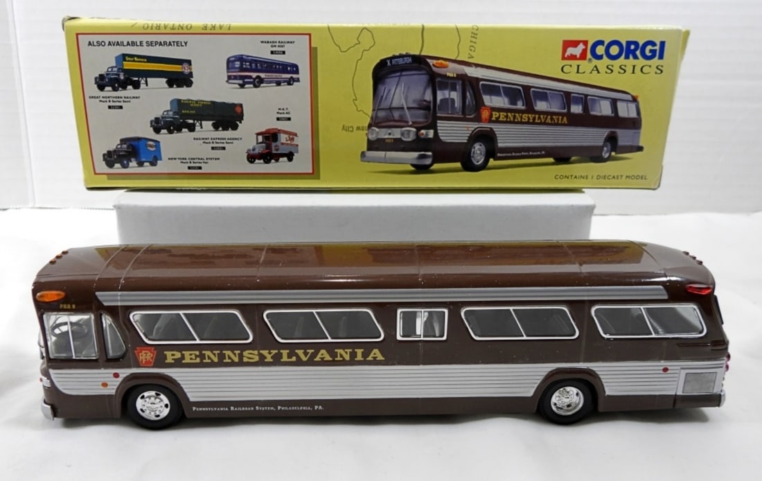 1996 CORGI CLASSICS BUS COLLECTIBLE: 1996 CORGI CLASSICS LIMITED, LEICESTER, LE3 2RL, GREAT BRITAIN, COMES IN ORIGINAL BOX, BOX AND BUS ARE BOTH IN GREAT CONDITION