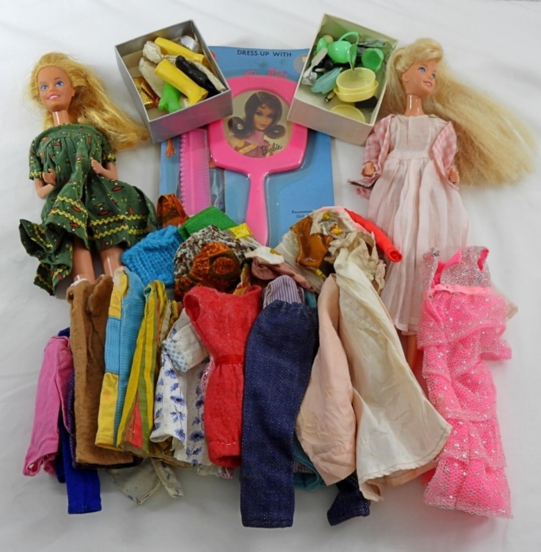 2 BARBIES WITH CLOTHES PLUS: 1 DOLL FROM 1966 AND 1 FROM 1975, BOTH DOLLS ARE STILL IN NICE CONDITION, WITH NORMAL WEAR FROM THE YEARS. MANY CLOTHES WITH SHOES AND ALSO ACCESSORIES, PLUS A BARBIE MIRROR AND A COMB IN PACKAGE.