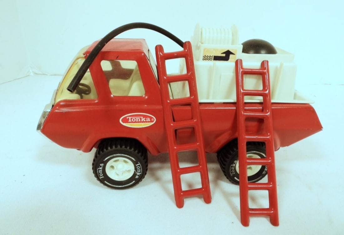 TONKA PUMPER TRUCK with LADDERS: 8 1/2" LONG - NICE CONDITION - UNTESTED