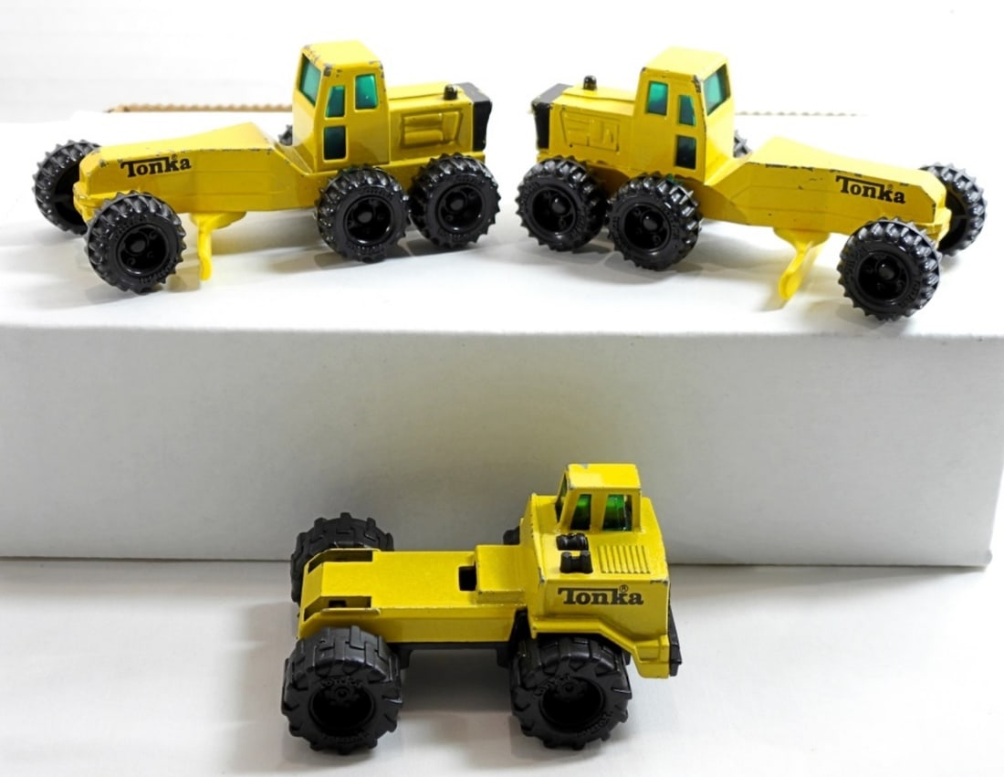 (3) 1992-94 TONKA TRUCK TRACTORS: (3) 1992-94 TONKA TRUCK TRACTORS- 2 1994 TONKA STEEL ROAD GRADER, 1992 TONKA MIGHTY DUMP TRUCK, DUMP TRUCK IS MISSING THE DUMP