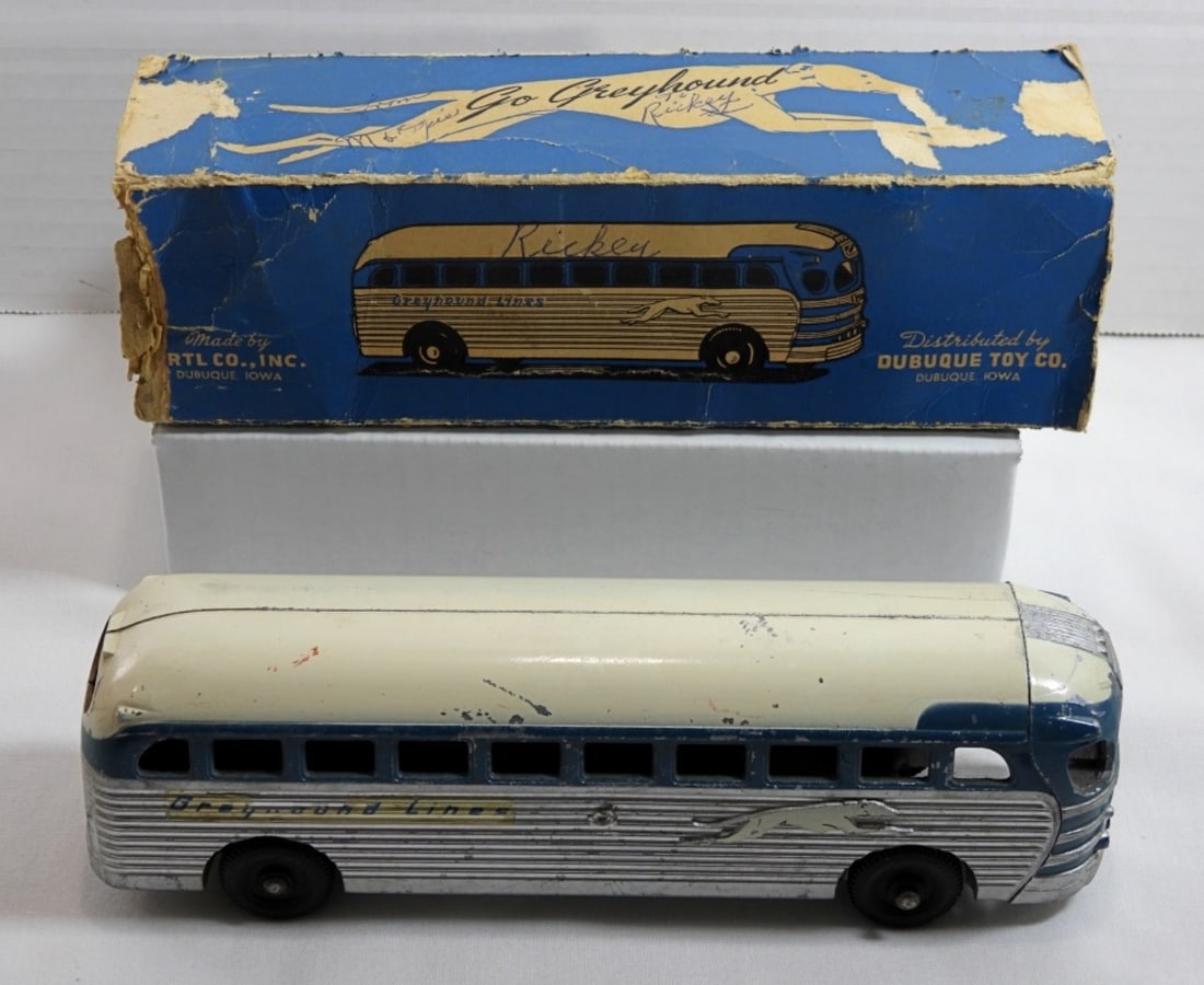 VTG. GREYHOUND LINES DIECASE BUS: 8 1/2IN LONG WEAR FROM THE YEARS, COMES WITH THE ORIGINAL BOX (BOX IN NOT IN THE BEST SHAPE), MADE BY BRTL CO. INC. DISTRIBUTED BY DUBUQUE TOY CO.