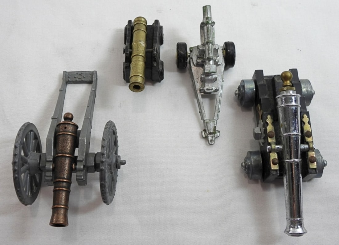 Vintage Cast Iron and Brass Cannon: In good working condition. UNTESTED