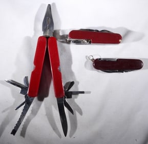 (3) MULTI-FUNCTION KNIFE / TOOL LOT