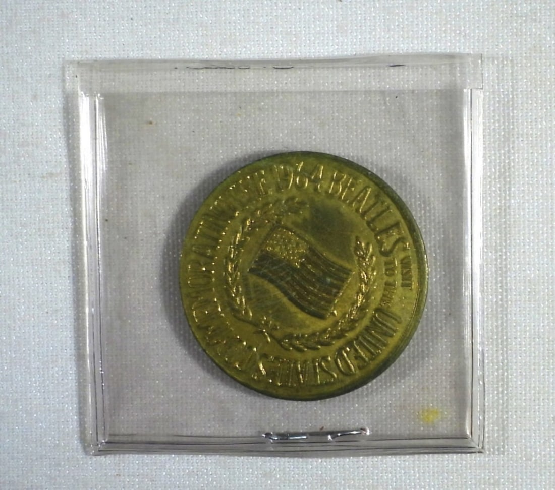 VTG 1964 THE BEATLES COMMEMORATIVE COIN (1 of 3)