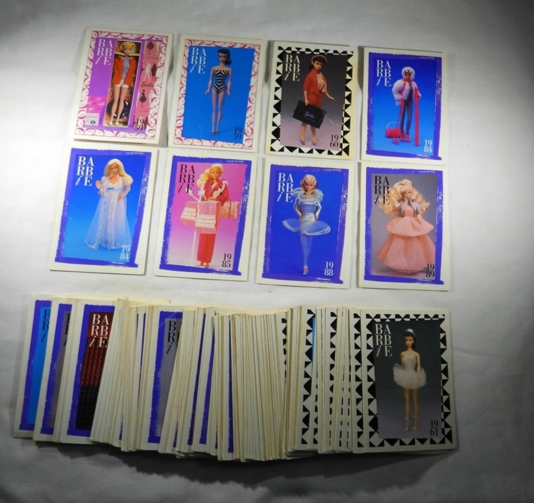 (117) 1990 MATTEL BARBIE TRADING CARDS: 117 BARBIE TRADING CARDS FROM 1990. PORTRAYING BARBIE FROM 1959-1989. USED CONDITION BUT DECENT.