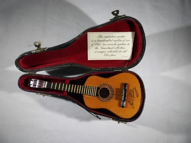 GRACELAND SOUVENIR MINI GUITAR in CASE
