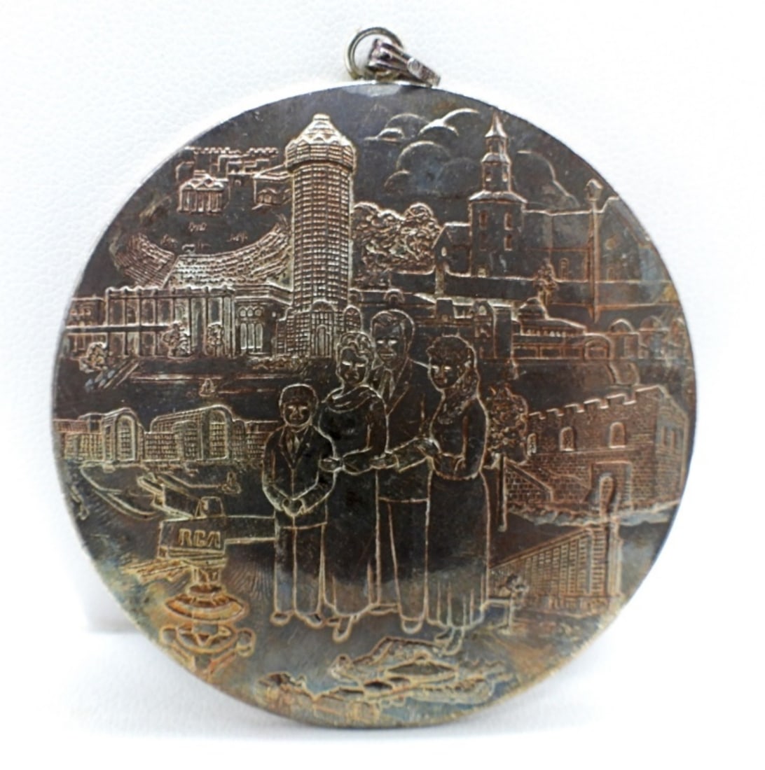 VTG 925 BAKKER 25TH ANNIV PENDANT LE: LIMITED EDITION STERLING SILVER, JIM & TAMMY FAYE BAKKER 25TH ANNIVERSARY PENDANT. 05782/25000 (13.6 DWT)