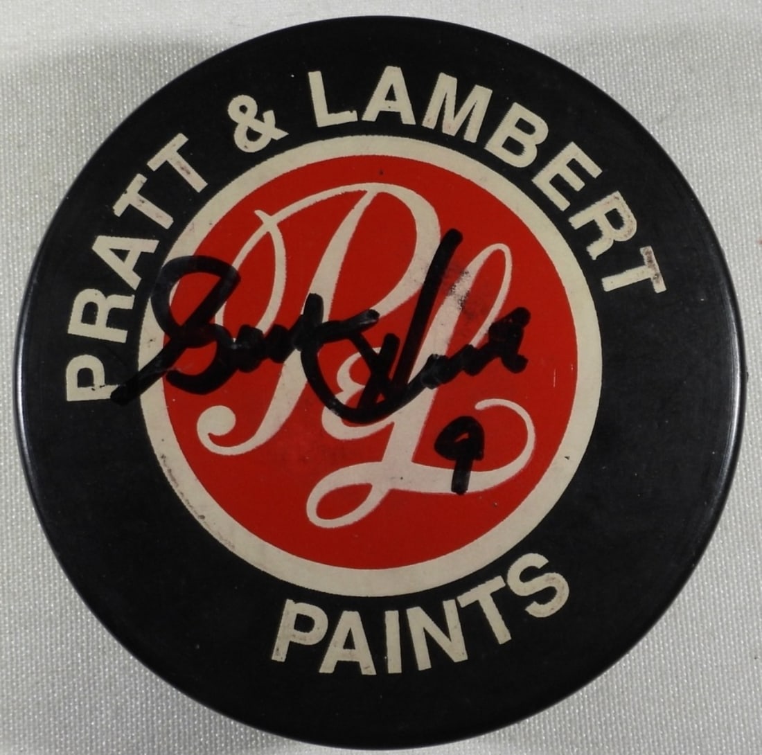 GORDIE HOWE AUTO HOCKEY PUCK: DETROIT VIPERS (OFFICIAL) HOCKEY PUCK AUTOGRAPHED BYGORDIE HOWE. NO COA / UNVERIFIED.