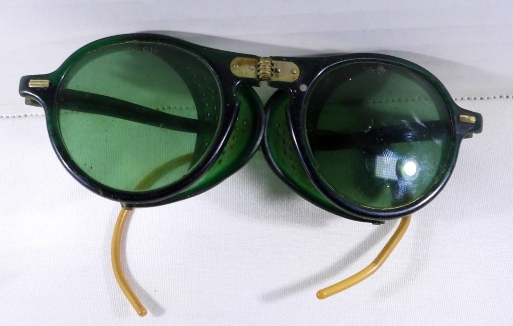 VINTAGE WILLSON FOLDING SAFETY GOGGLES (1 of 3)
