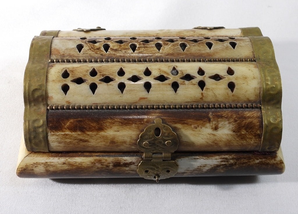 VTG BONE TREASURE KEEPSAKE BOX: VINTAGE HINGED BONE TREASURE KEEPSAKE BOX. LINED. 5.5" x 3.5". VERY INTERESTING!