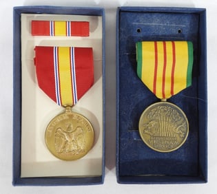 2 WW2 MILITARY MEDALS IN BOXES