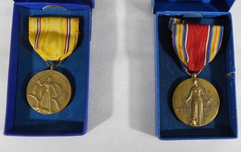 2 WW2 MILITARY MEDALS IN BOXES (1 of 3)