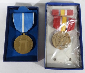 2 WW2 MILITARY MEDALS IN BOXES
