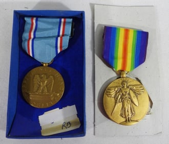 2 WW2 MILITARY MEDALS IN BOXES