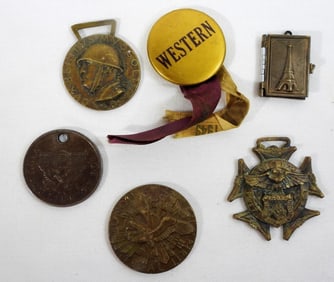 MILITARY MEDALS / PARIS SOUVENIR LOCKET