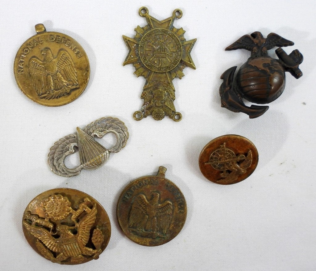 WWII U.S. MARINE CORPS EAGLE GLOBE: ANCHOR SCREWBACK PIN, (2) NATIONAL DEFENSE, NATIONAL BOARD FOR RIFLE & MORE